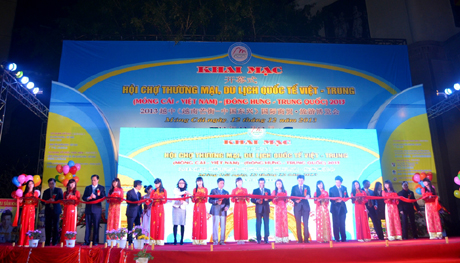 2013年越中（芒街-东兴）国际商贸•旅游博览会在广宁省开幕